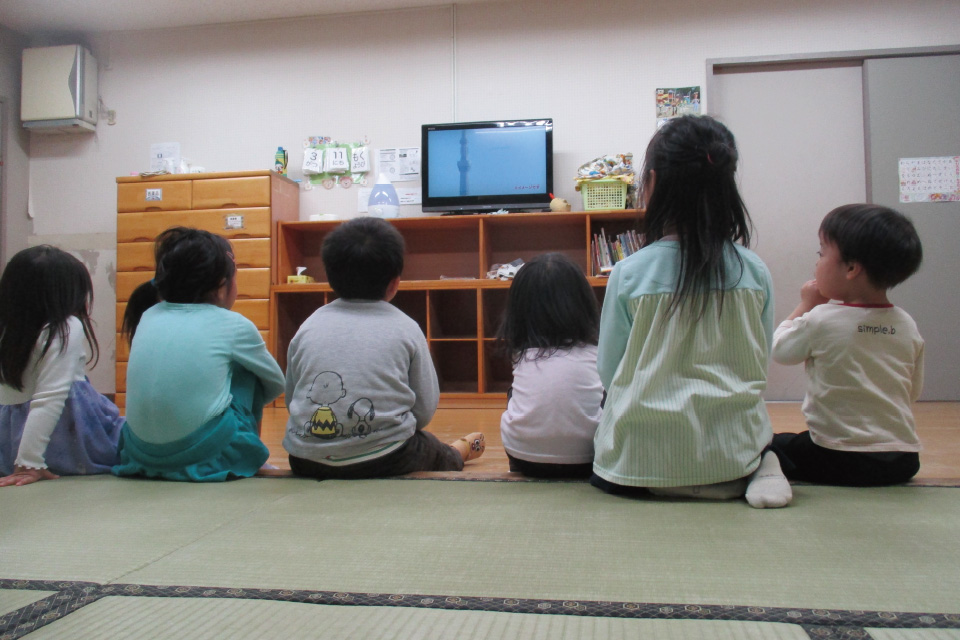 幼児たちがテレビを観ている様子