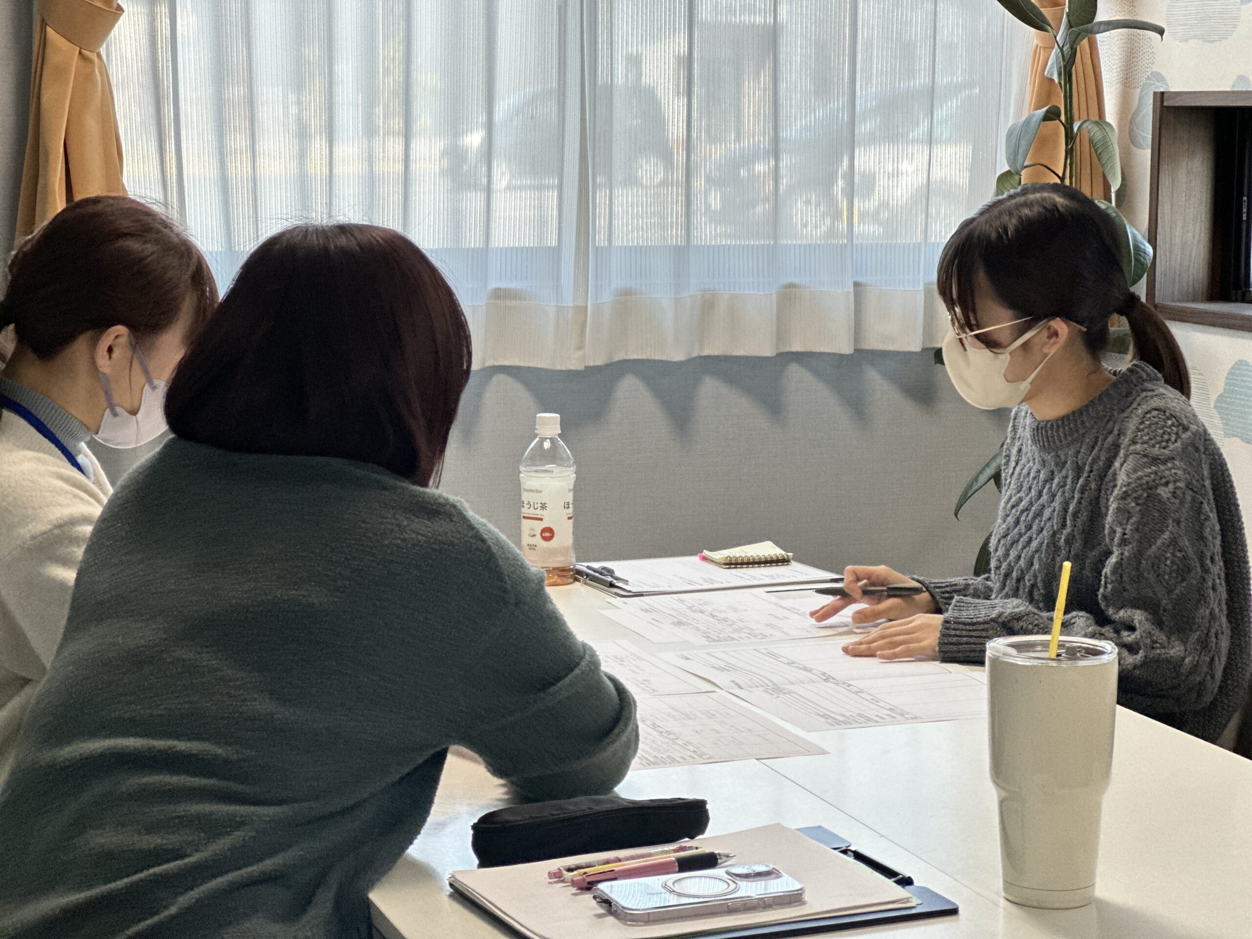 ふぃるさぽーとで職員の意見を聞きながら個別支援計画を立てる様子