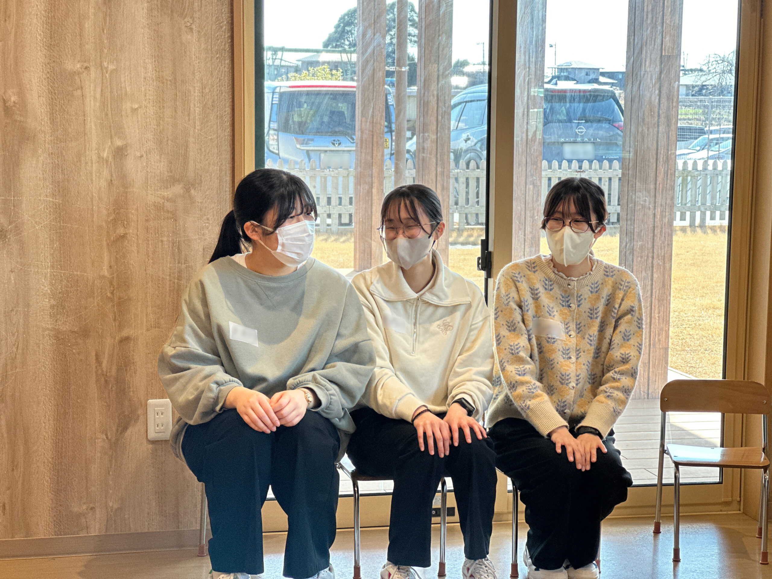 元気いっぱいに活動をする子どもたちを笑顔で見つめている学生の皆さん